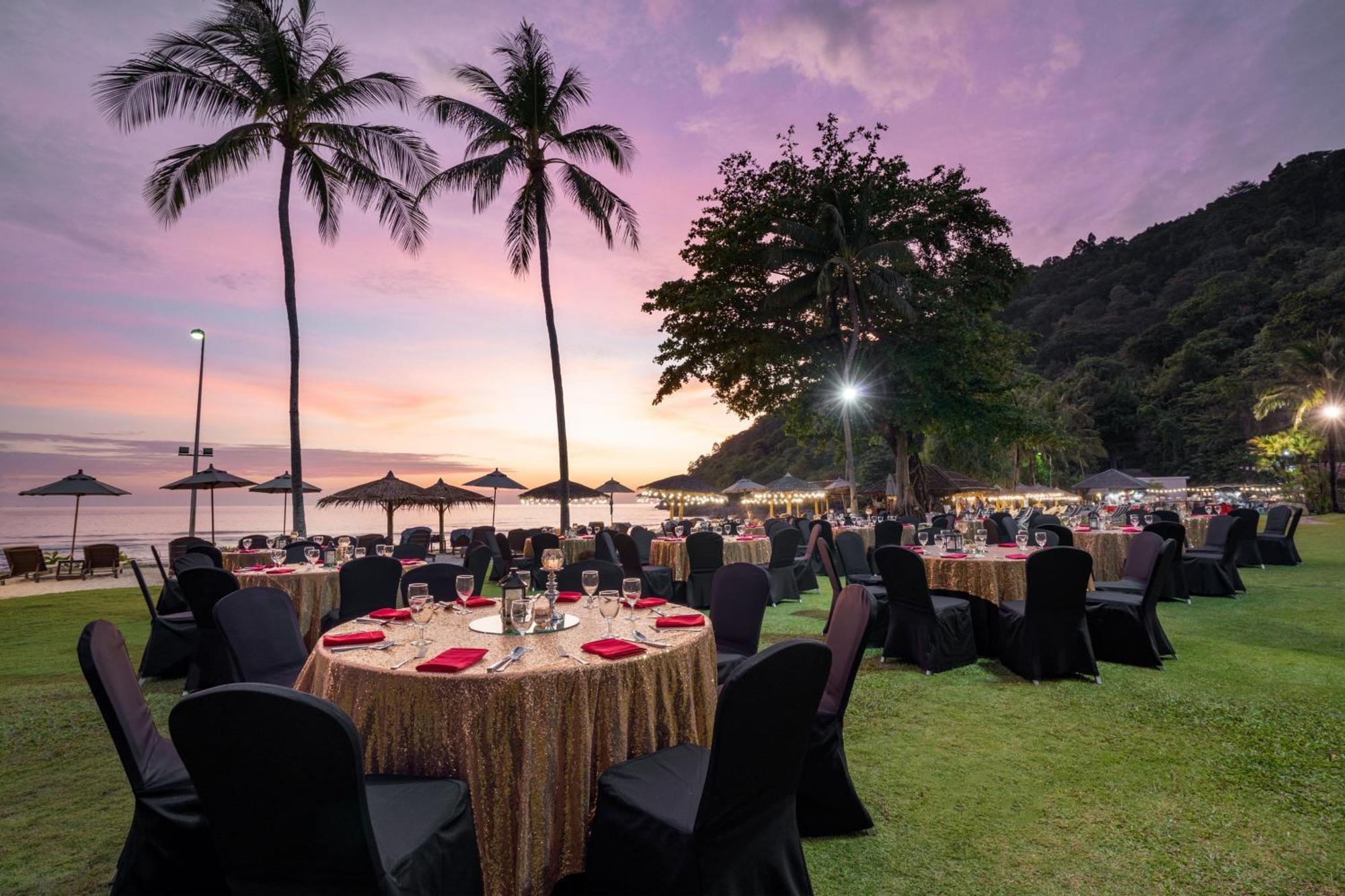 Phuket Marriott Resort & Spa, Merlin Beach Patong Exterior foto The lawn at the Royal Thai Navy SEAL Base
