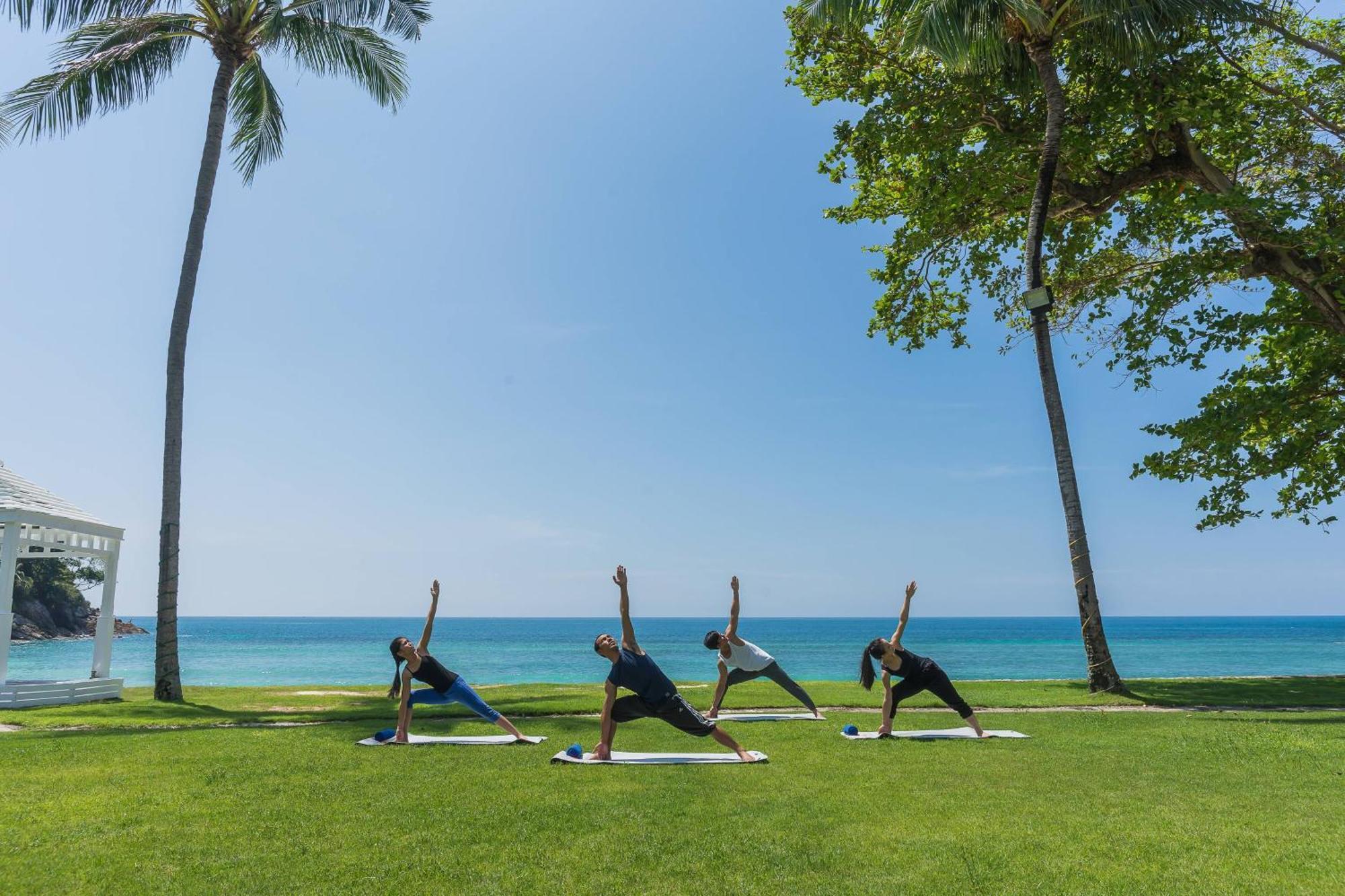 Phuket Marriott Resort & Spa, Merlin Beach Patong Exterior foto A yoga class at the beach