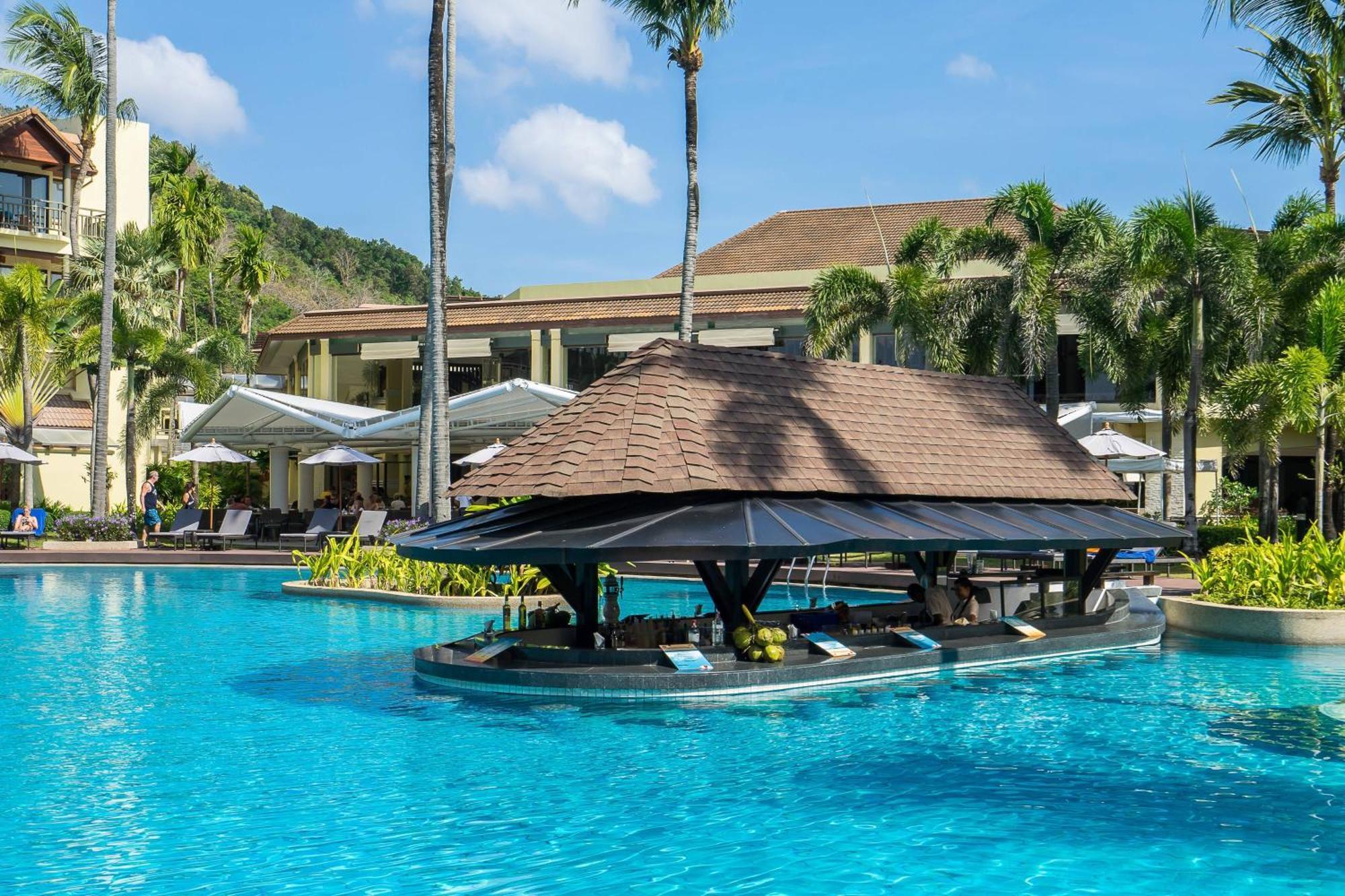 Phuket Marriott Resort & Spa, Merlin Beach Patong Exterior foto The swimming pool at the resort