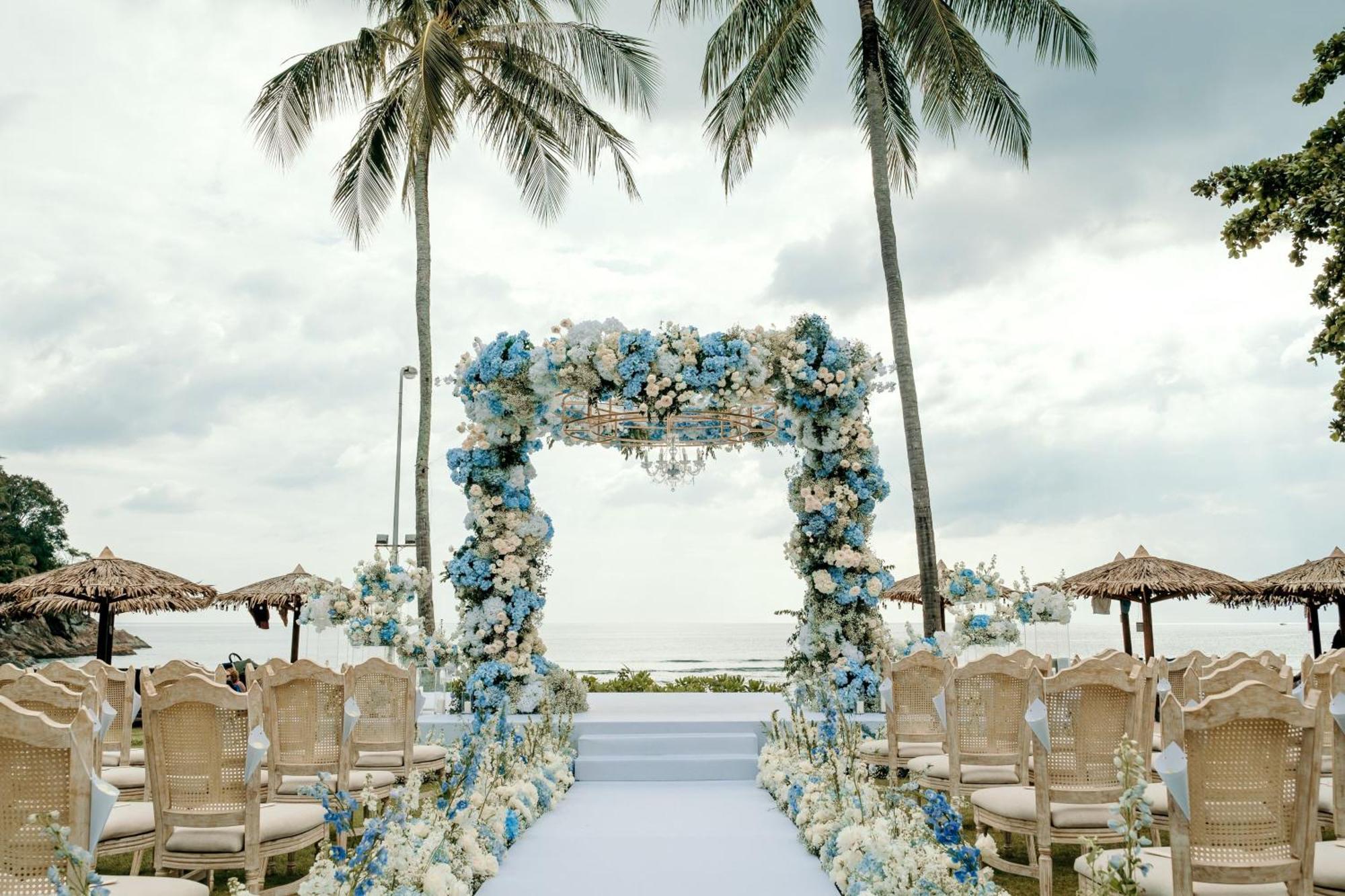 Phuket Marriott Resort & Spa, Merlin Beach Patong Exterior foto A wedding at the beach