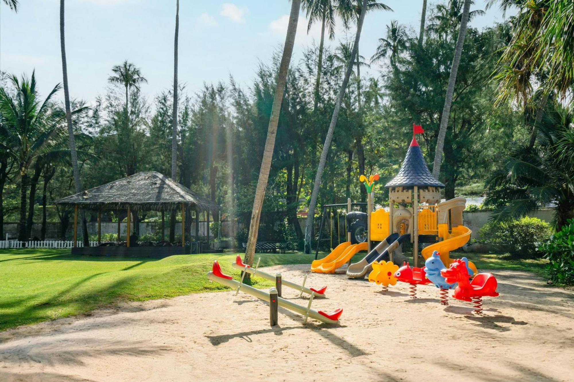 Phuket Marriott Resort & Spa, Merlin Beach Patong Exterior foto Playground at the park