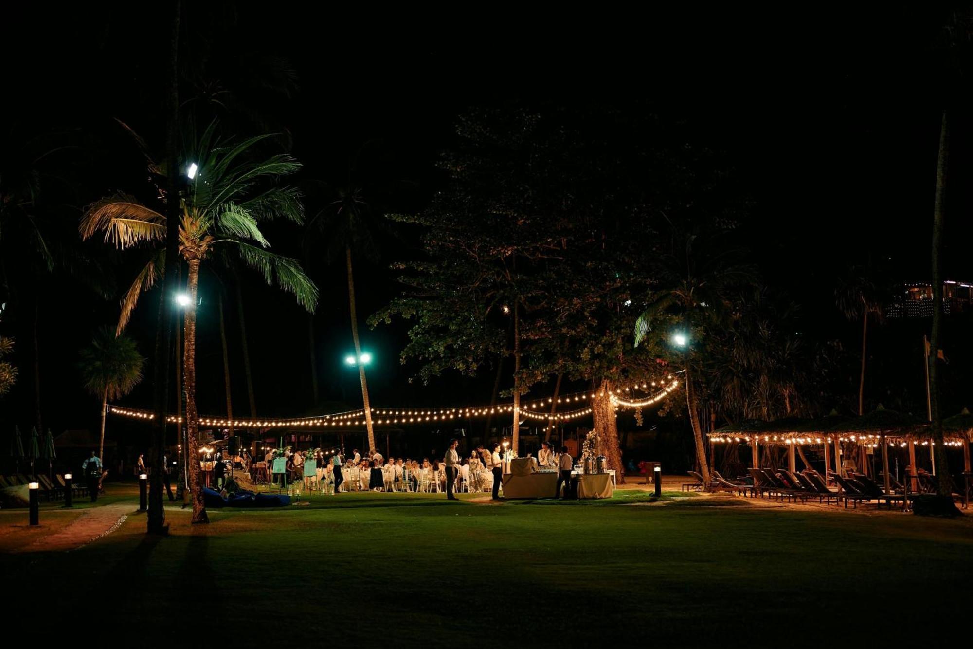 Phuket Marriott Resort & Spa, Merlin Beach Patong Exterior foto The annual "Night of the Palms" at the Desert Botanical Gardens
